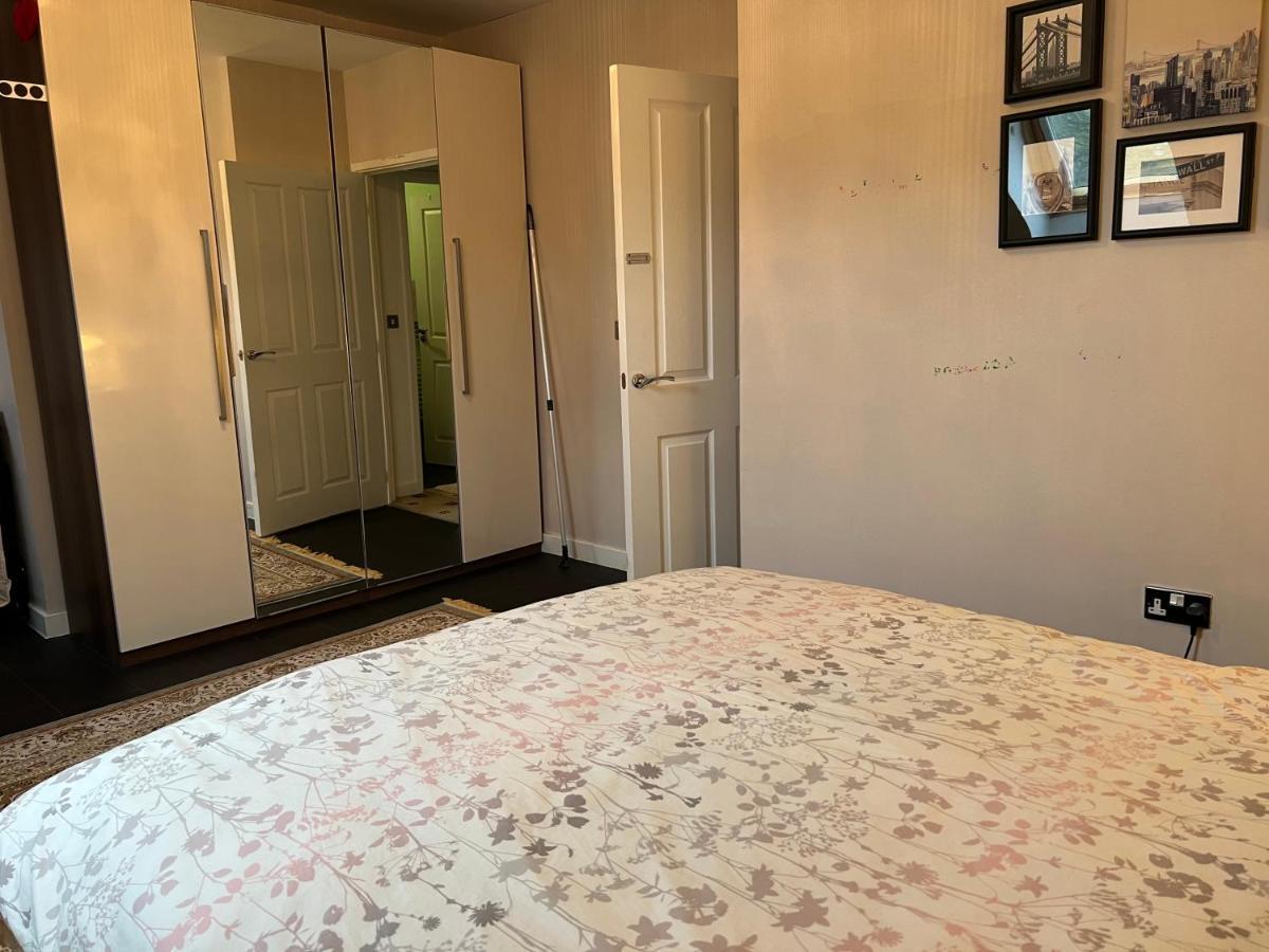 Sheffield City Centre , Free Wifi & Parking - Private Room - Shared House Екстер'єр фото