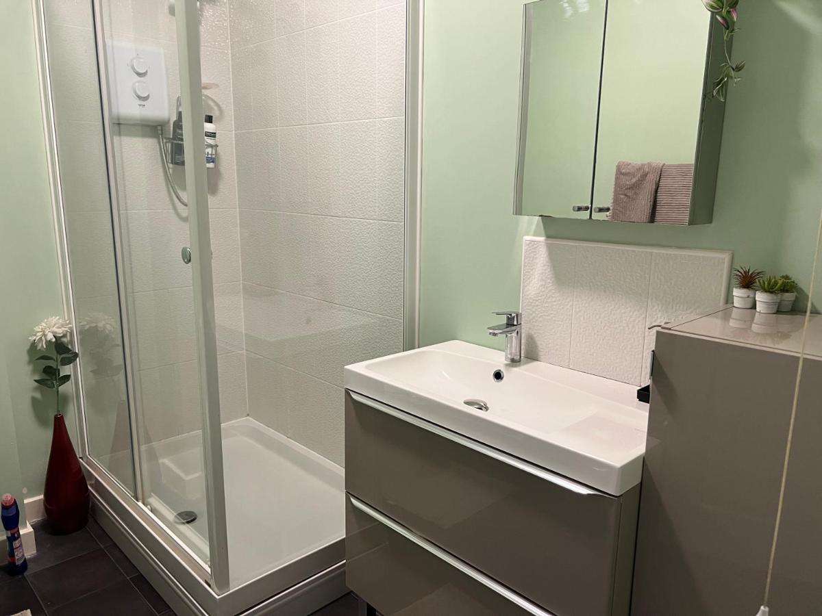 Sheffield City Centre , Free Wifi & Parking - Private Room - Shared House Екстер'єр фото